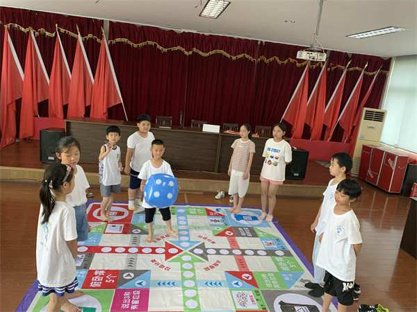“垃圾分類飛行棋 創(chuàng)新游戲環(huán)保行”趣味活動在北侖區(qū)春曉成校昆亭村假日學(xué)校舉行(2).jpg