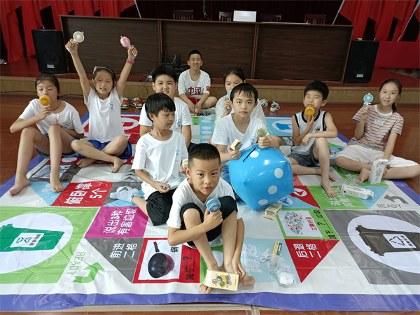 “垃圾分類飛行棋 創(chuàng)新游戲環(huán)保行”趣味活動在北侖區(qū)春曉成校昆亭村假日學(xué)校舉行.jpg