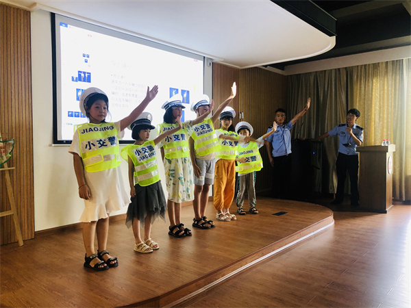 小小“交警”體驗活動在北侖區(qū)春曉成校明月湖社區(qū)假日學(xué)校舉行.jpg