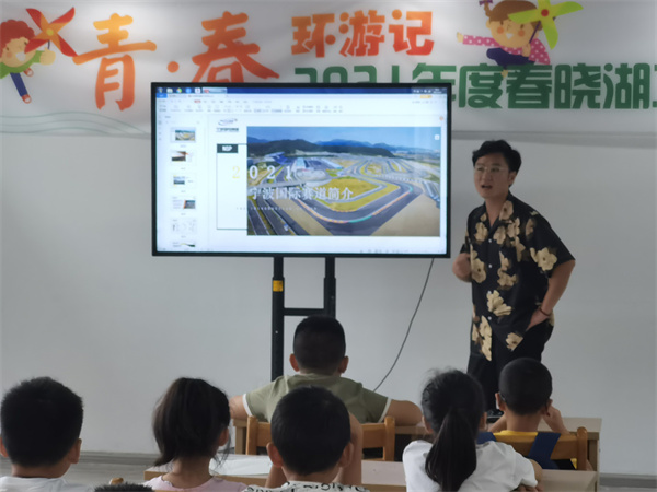 北侖區(qū)春曉成校春曉湖工業(yè)社區(qū)假日學校在“工匠學堂”開講賽車知識.jpg
