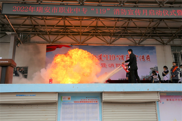 教師代表使用滅火器1.JPG