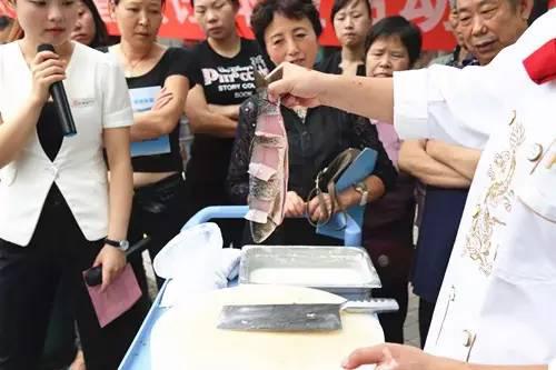 廚師演示并講解片魚(yú)、腌魚(yú)技巧.jpg
