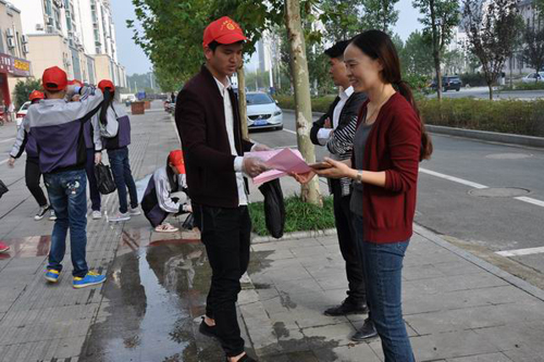 市八中參加市“人人當(dāng)城管”志愿者大隊授旗儀式7.jpg