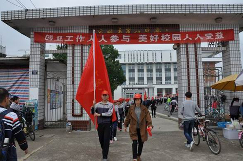 市八中參加市“人人當(dāng)城管”志愿者大隊授旗儀式6.jpg