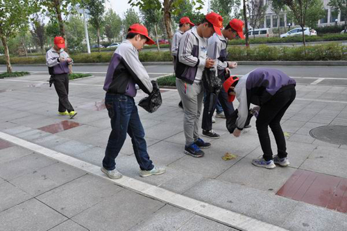 市八中參加市“人人當(dāng)城管”志愿者大隊授旗儀式8.jpg