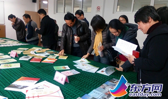 圖片說明：論壇與會嘉賓翻閱金嘉吳三地終身教育系列教材2.jpg