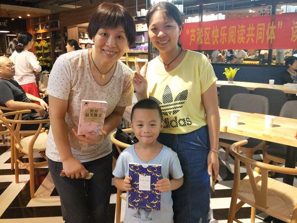 書友們互贈圖書.jpg