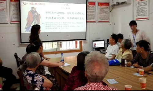 主持人和大家一起誦讀經(jīng)典《小池》.jpg