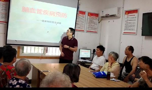 婦幼保健院內(nèi)科主任胡濤為大家講授健康知識.jpg