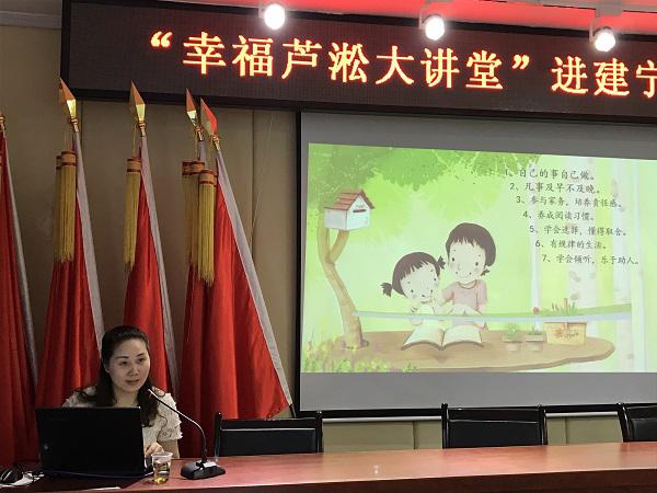 曹老師為居民上課.jpg