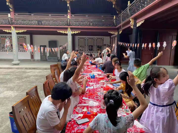 北侖區(qū)春曉街道慈岙村：親子共繪樂團圓，你說我猜添熱鬧（2）.jpg