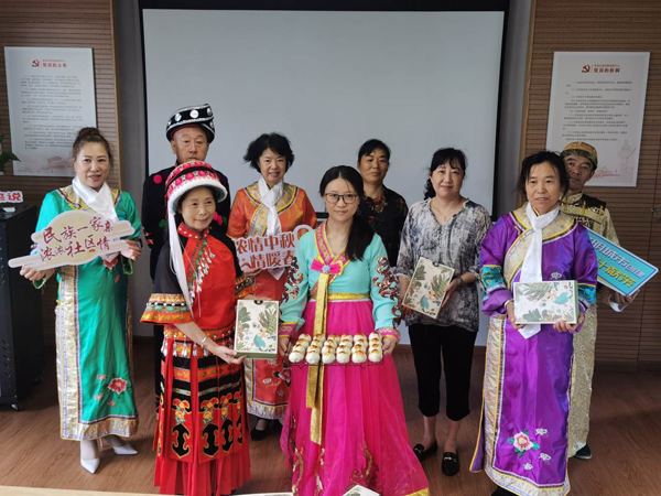 北侖區(qū)春曉街道明月湖社區(qū)：這樣的中秋溫暖又同心（2）.jpg