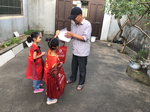 北侖區(qū)春曉街道干岙村：小小志愿者，大大文明城(2).jpg
