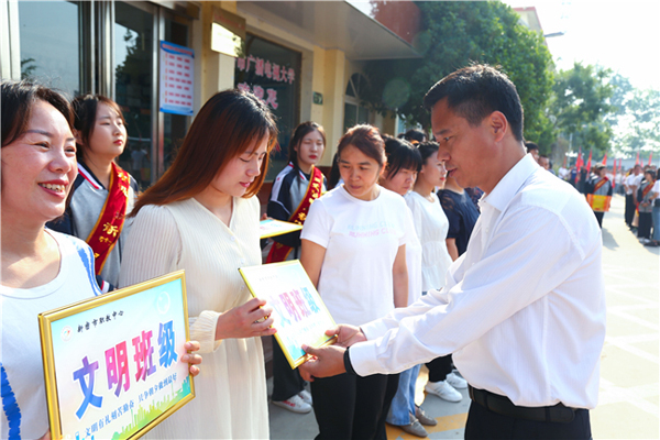2021年5月31日李紅軍校長為獲得文明班級的班主任頒發(fā)榮譽牌.jpg