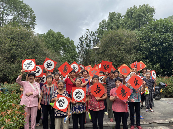 北侖區(qū)春曉街道慈岙社區(qū)：賞越劇、寫壽字、送長面，這里重陽氛圍真濃.jpg