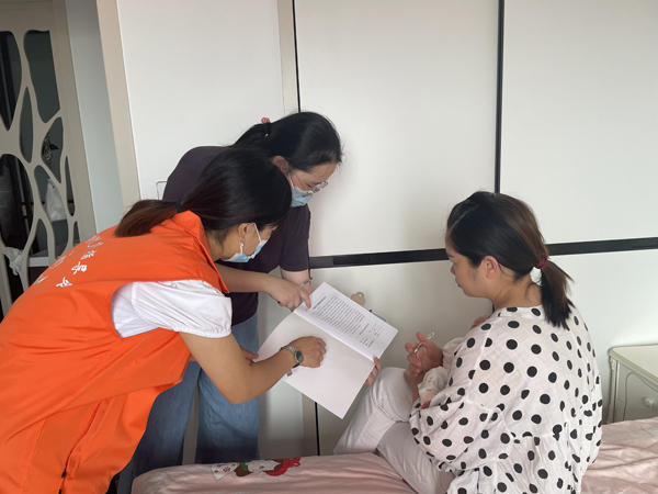 北侖區(qū)春曉街道明月湖社區(qū)：積極開展新生兒家庭入戶走訪工作.jpg