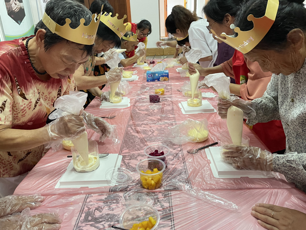 北侖區(qū)春曉街道三山社區(qū)：歡度重陽節(jié)，情暖老人心.jpg