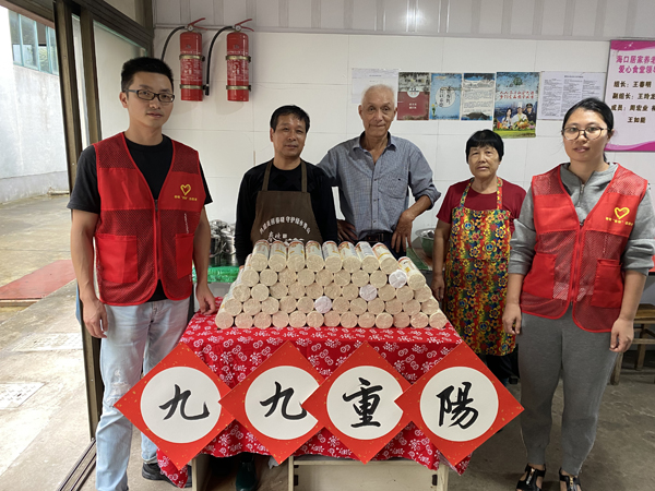 北侖區(qū)春曉街道慈岙村：情暖重陽，將溫暖送入愛心食堂.jpg