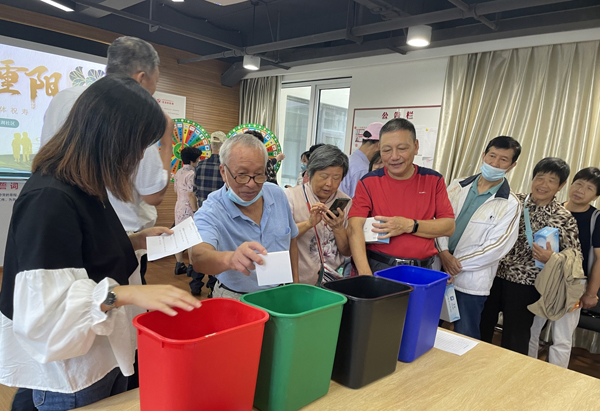 北侖區(qū)春曉街道明月湖社區(qū)這場(chǎng)重陽宴讓老人快樂過節(jié)（2）.jpg