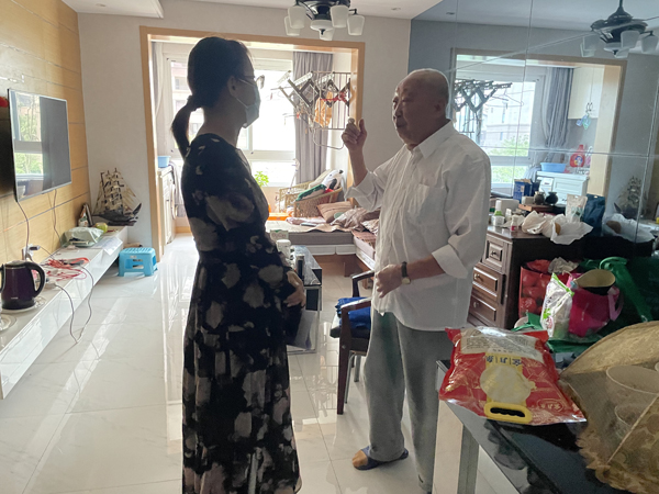 北侖區(qū)春曉街道明月湖社區(qū)組織開展重陽節(jié)慰問高齡老人活動.jpg