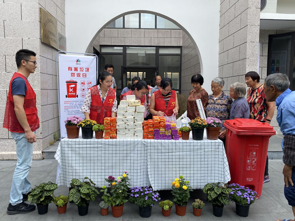 北侖區(qū)春曉街道慈岙村：“無(wú)處安放”的有害垃圾換來(lái)“清新綠意”.jpg