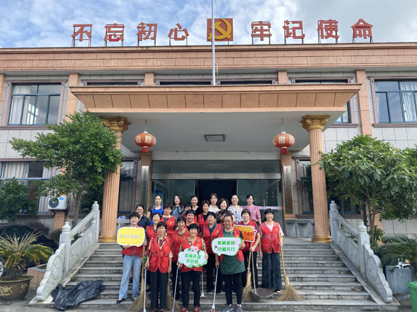 北侖區(qū)春曉街道慈岙村：巾幗志愿紅 清潔家園不停歇.jpg