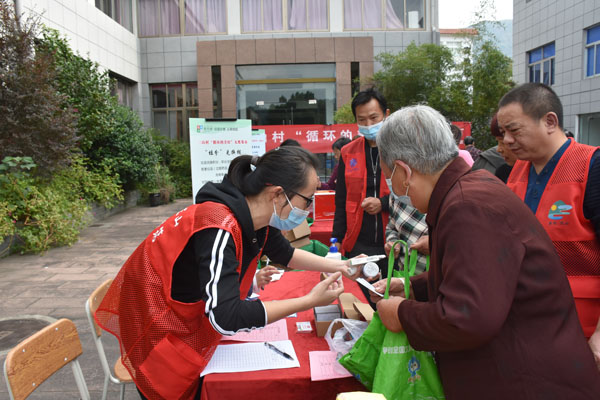 北侖區(qū)春曉街道三山村開展“循環(huán)的美好”無廢集市活動(dòng).jpg