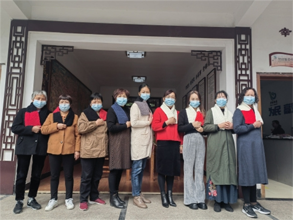小小圍巾賦予形 有你有愛暖于心1.jpg