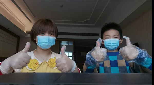 2.新密市金鳳路小學黨員志愿者錢金金與孩子一起做手指操.jpg