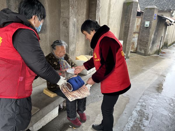 2月11日，社區(qū)黨員志愿者為獨(dú)居老人送上暖暖的愛(ài)心湯圓，給“愛(ài)心餐”加餐.jpg
