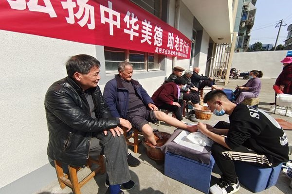 開(kāi)展碶上集市進(jìn)社區(qū)暨學(xué)雷鋒老年人專場(chǎng)志愿服務(wù)活動(dòng) (5).jpg