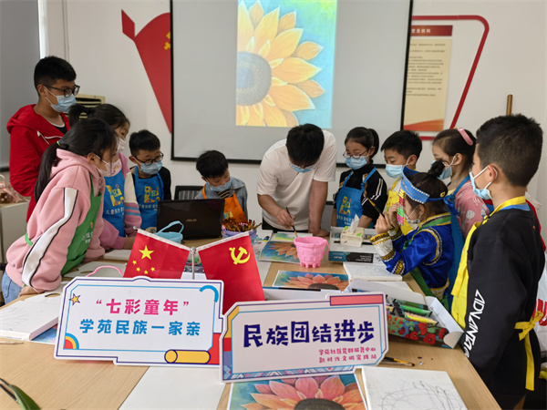 “繪”見民族情 從小根植“一家親” (3).jpg