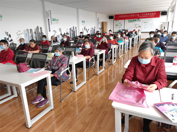 電大學(xué)習(xí)+反詐宣傳兩不誤 “銀發(fā)族”收獲滿滿 (1).jpg