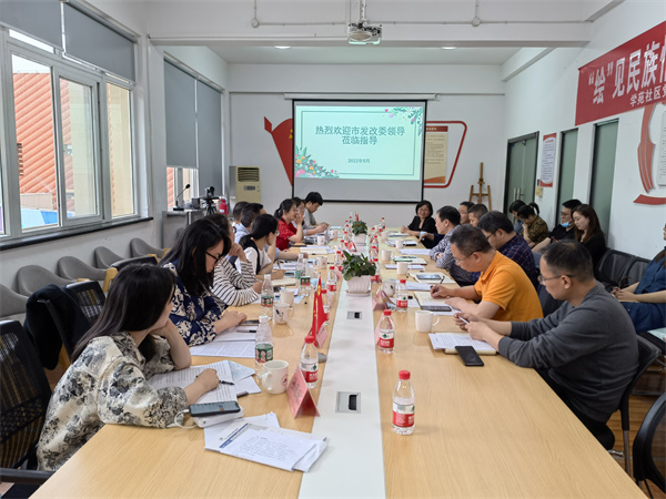 市發(fā)改委領(lǐng)導(dǎo)一行蒞臨學(xué)苑社區(qū)調(diào)研公共服務(wù)體系建設(shè)情況 (1).jpg