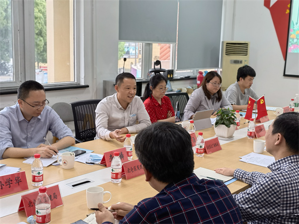 市發(fā)改委領(lǐng)導(dǎo)一行蒞臨學(xué)苑社區(qū)調(diào)研公共服務(wù)體系建設(shè)情況 (3).jpg