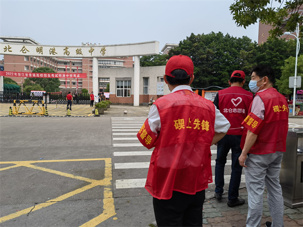 為莘莘學(xué)子暖心“護(hù)航”，“銀輝紅”“融合綠”閃耀在考點(diǎn) (2).jpg
