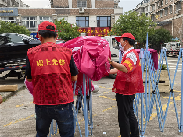為莘莘學(xué)子暖心“護(hù)航”，“銀輝紅”“融合綠”閃耀在考點(diǎn) (3).jpg