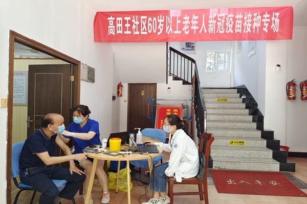“家門口”專場服務 全力推進60歲以上老年人疫苗接種工作.jpg