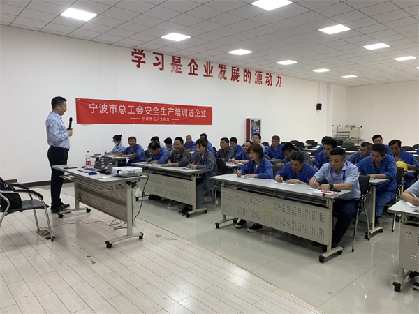 北侖區(qū)春曉街道春曉湖工業(yè)社區(qū)、春曉成校聯(lián)合舉辦小微企業(yè)安全生產(chǎn)知識培訓(xùn).jpg