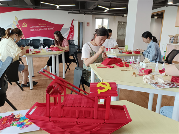 北侖區(qū)春曉街道黨群服務(wù)中心、春曉成校：“紅船”抒黨情 巧手慶“七一”.jpg
