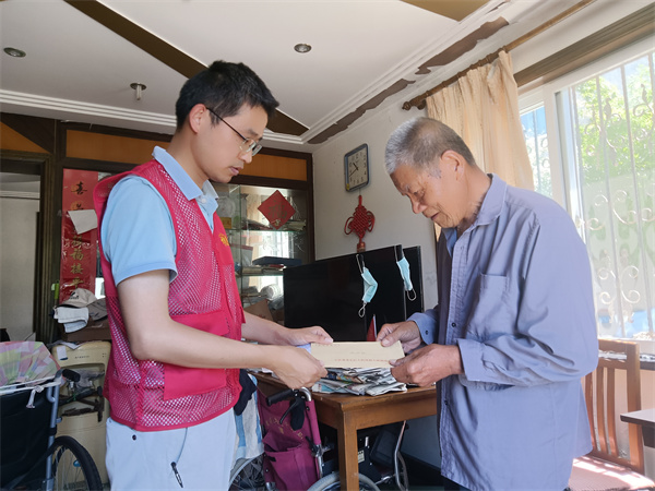 走訪慰問困難黨員，點亮微心愿送清涼。.jpg