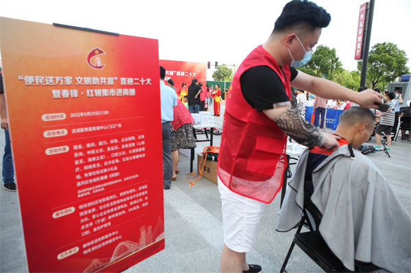 北侖區(qū)春曉：紅領(lǐng)集市開(kāi)市，把服務(wù)送到群眾身邊.jpg