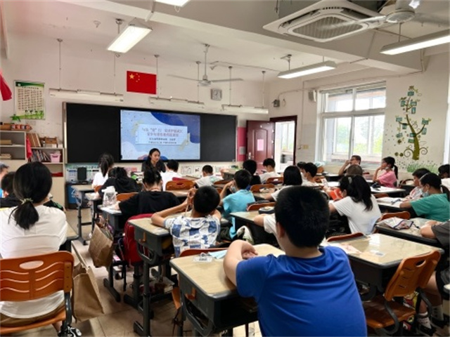 與法“童”行 黨建護(hù)航成長 青少年普法教育進(jìn)課堂.jpg