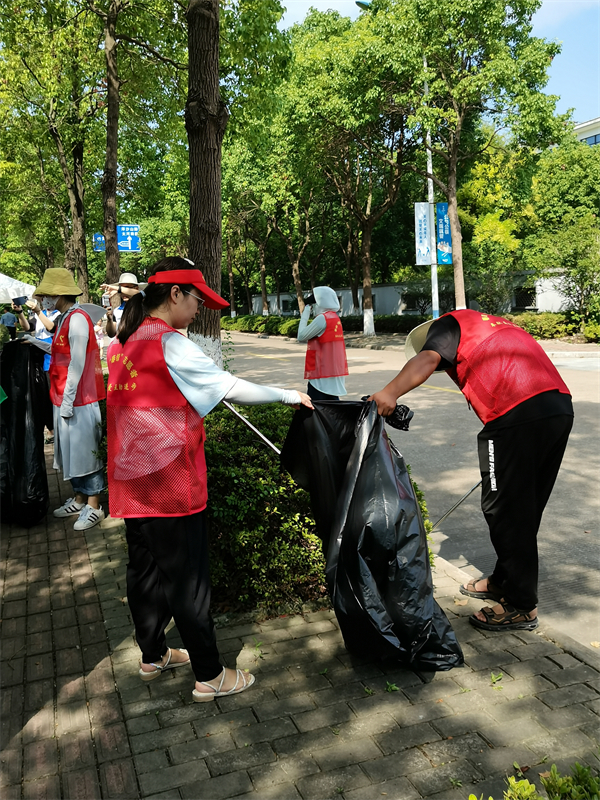 北侖區(qū)春曉成校社區(qū)教育服務團隊志愿者積極助力文明典范城市創(chuàng)建工作.jpg