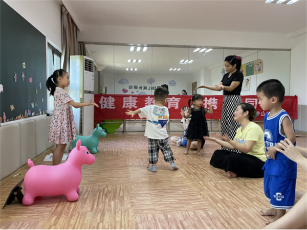 北侖區(qū)春曉街道洋沙山社區(qū)聯(lián)合春曉成校開展了0-3歲親子主題活動.png