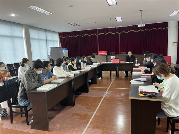 北侖區(qū)春曉成校聯(lián)合昆亭村開展學(xué)習(xí)二十大為主題的“書記講黨課”活動(dòng).jpg