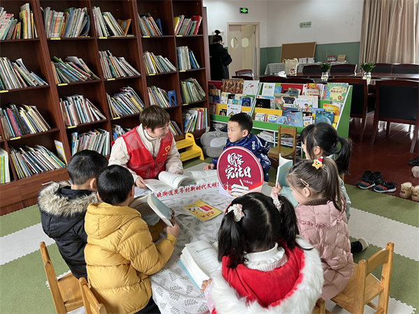 北侖區(qū)春曉成校聯(lián)合昆亭村黨群服務(wù)中心分點分批開展法治教育進校園活動.jpg