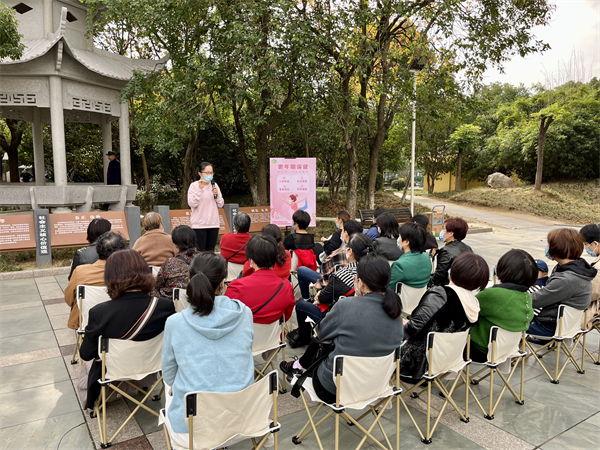 “優(yōu)雅更年，健康常駐”——學(xué)苑社區(qū)開展更年期保健戶外講座.jpg