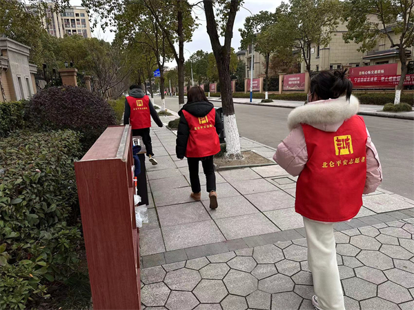 北侖區(qū)春曉成校：社區(qū)教育服務(wù)團(tuán)隊(duì)志愿者治安巡邏提升居民群眾安全感.jpg