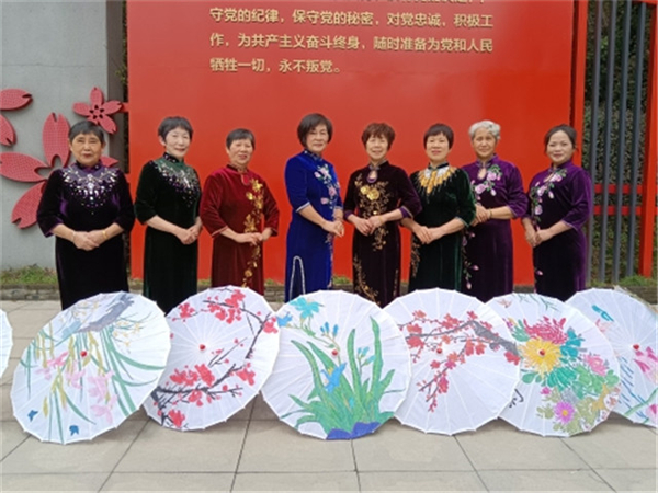 柴橋老年大學(xué)旗袍秀助陣節(jié)氣文化和非遺的傳播傳承.jpg